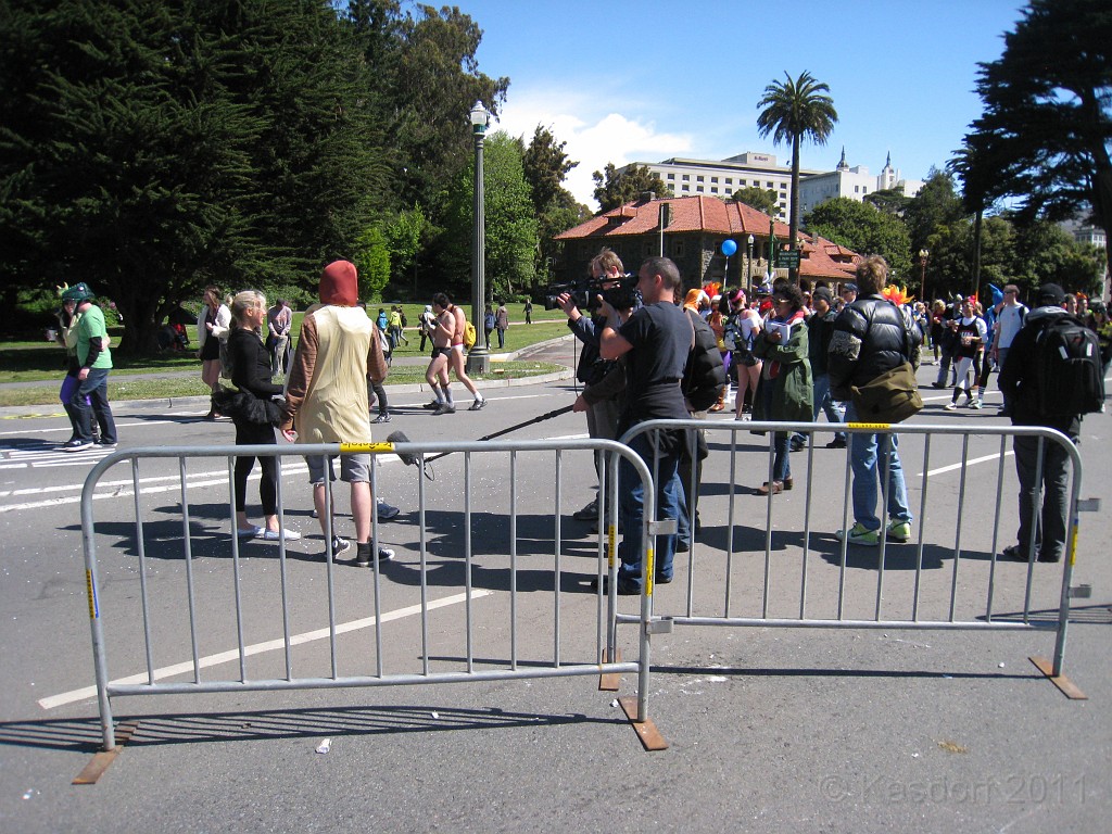 2011 Bay to Breakers Sunday 0740.JPG - I was able to participate in the 2011, 100th anniversary of the San Francisco Bay to Breakers 12K race. A great weekend for sight seeing and racing.